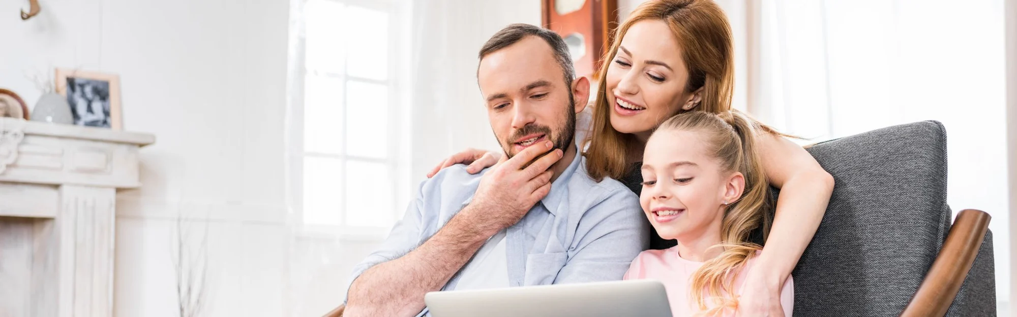 Una famiglia cerca la scuola sul computer