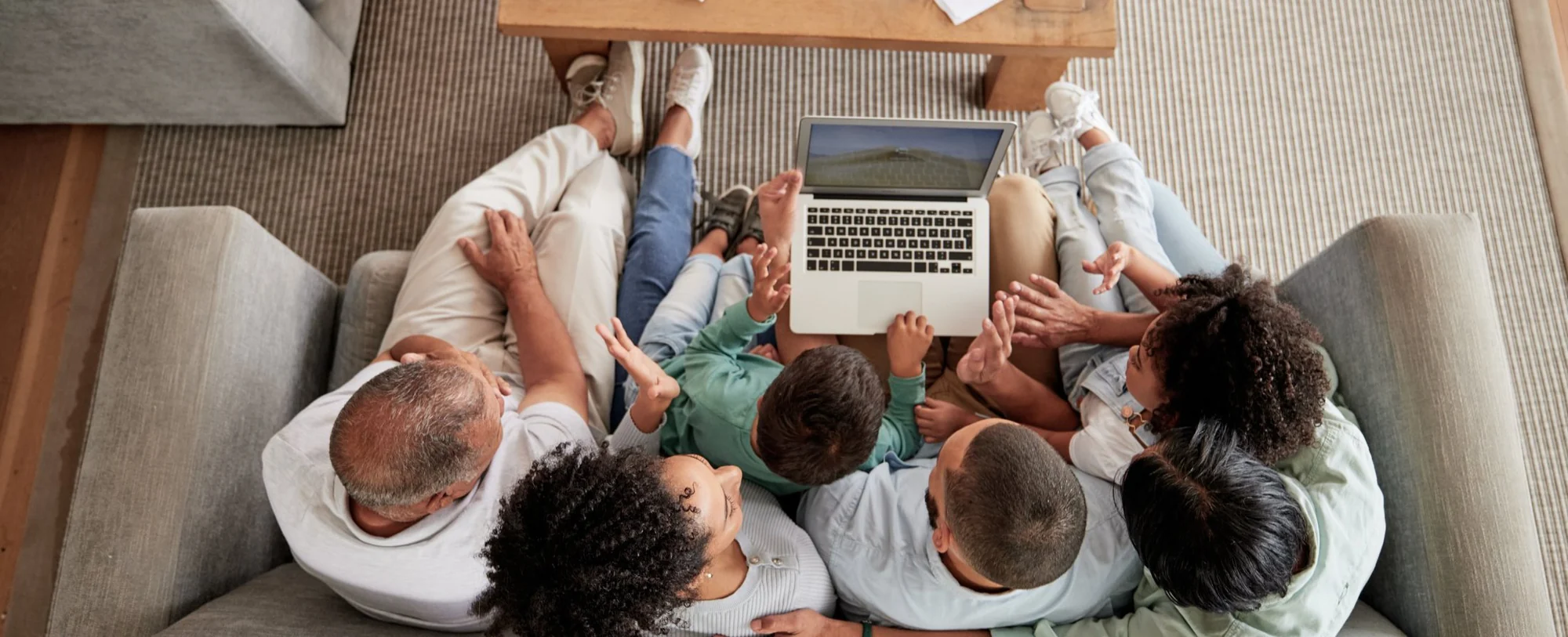Una famiglia insieme davanti al computer